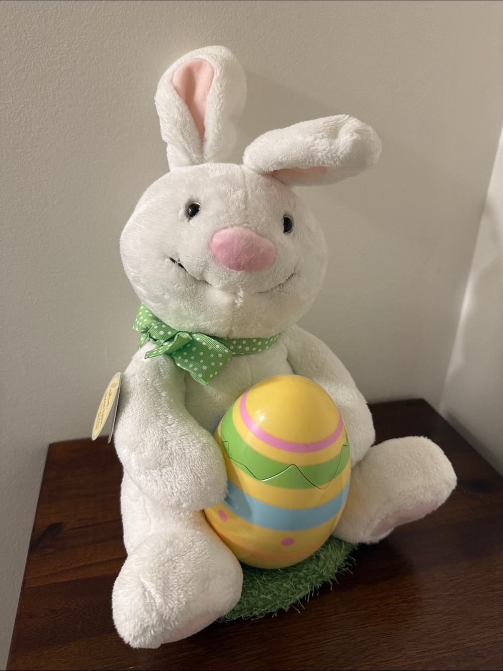 HALLMARK Rockin’ Rabbit with Motion and Sound Sings New NWT Easter Spring